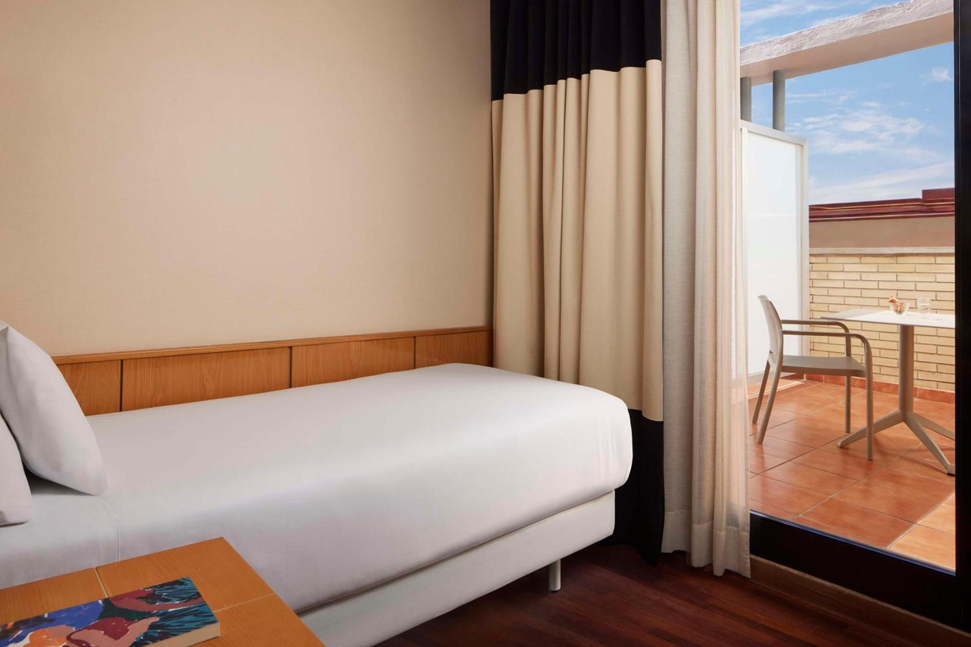 Nh Ciudad De Valencia Hotel Екстериор снимка